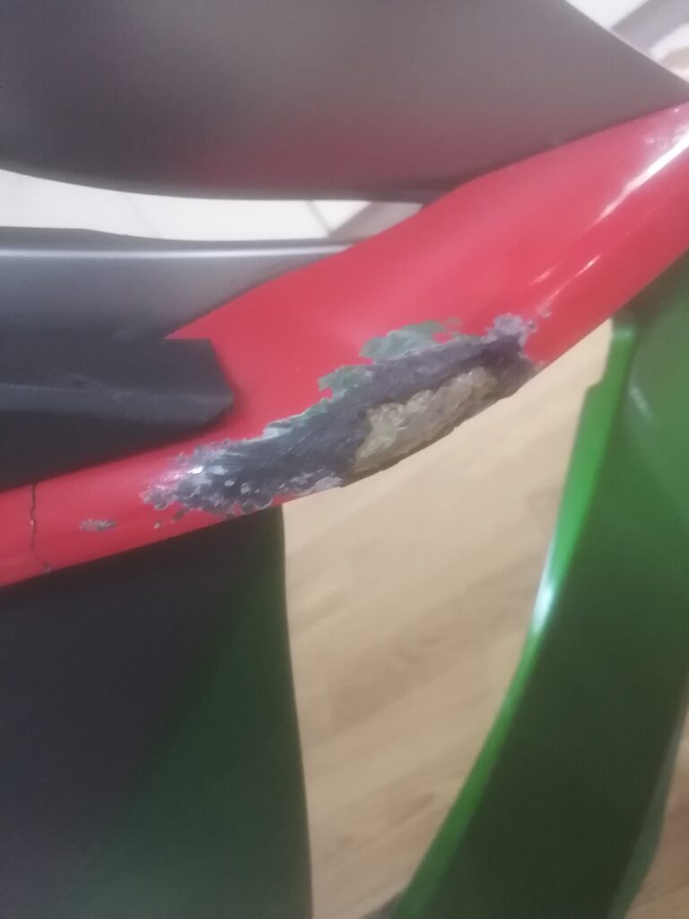 簡単 失敗しない 缶スプレーでバイクのカウルを塗装する方法 社畜ライダーの旅日記